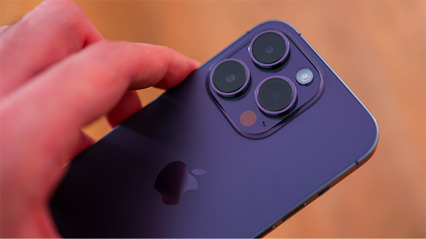 Màu Deep Purple của iPhone 14 Pro khi được chụp dưới ánh đèn vàng